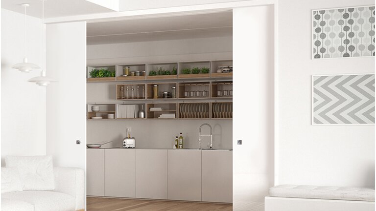 Helle Küchen Außenansicht mit weiße Türe